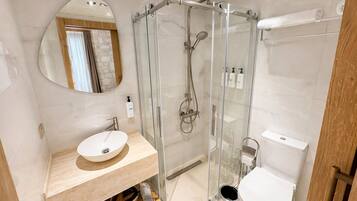 Standard Room | Bathroom | Shower, hair dryer, towels, soap