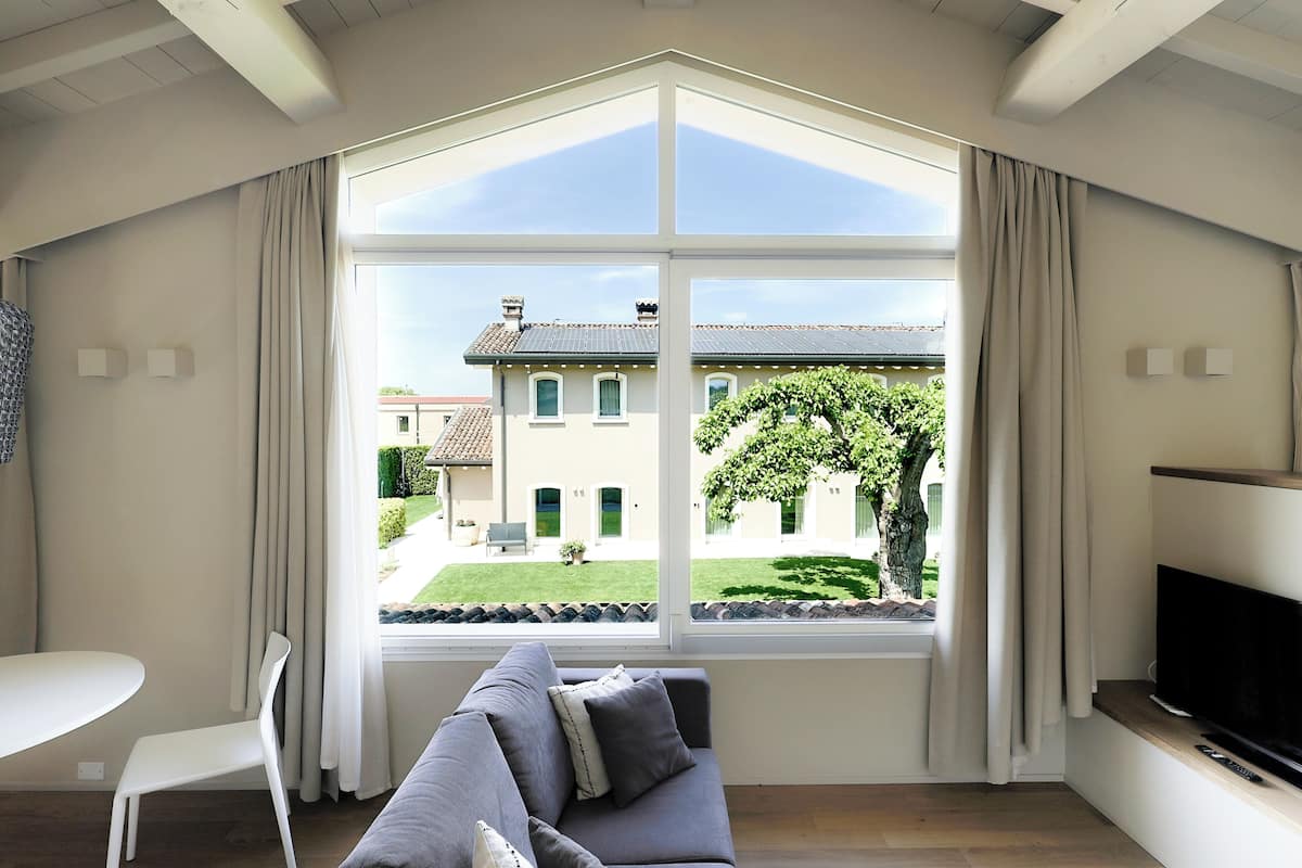Appartamento, vista giardino | บริเวณนั่งเล่น | ทีวีจอแบน