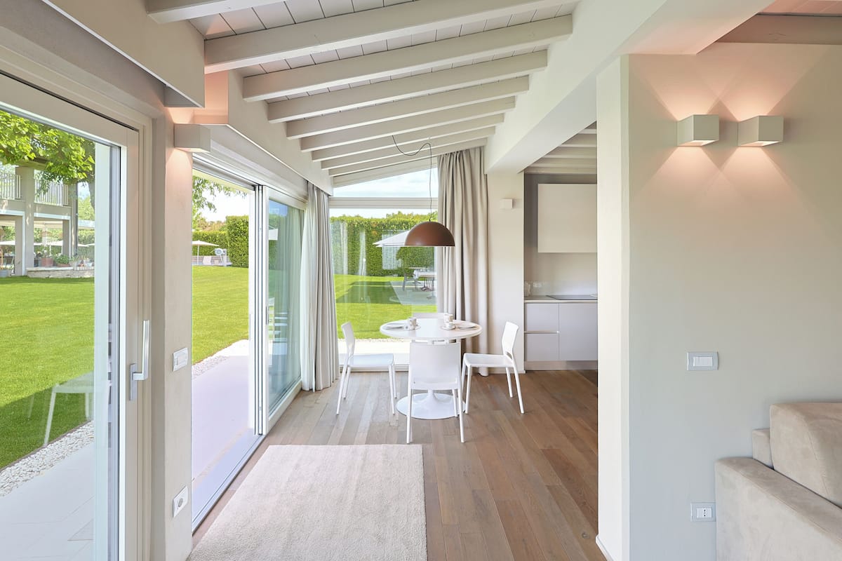 Appartamento, vista giardino | บริเวณนั่งเล่น | ทีวีจอแบน