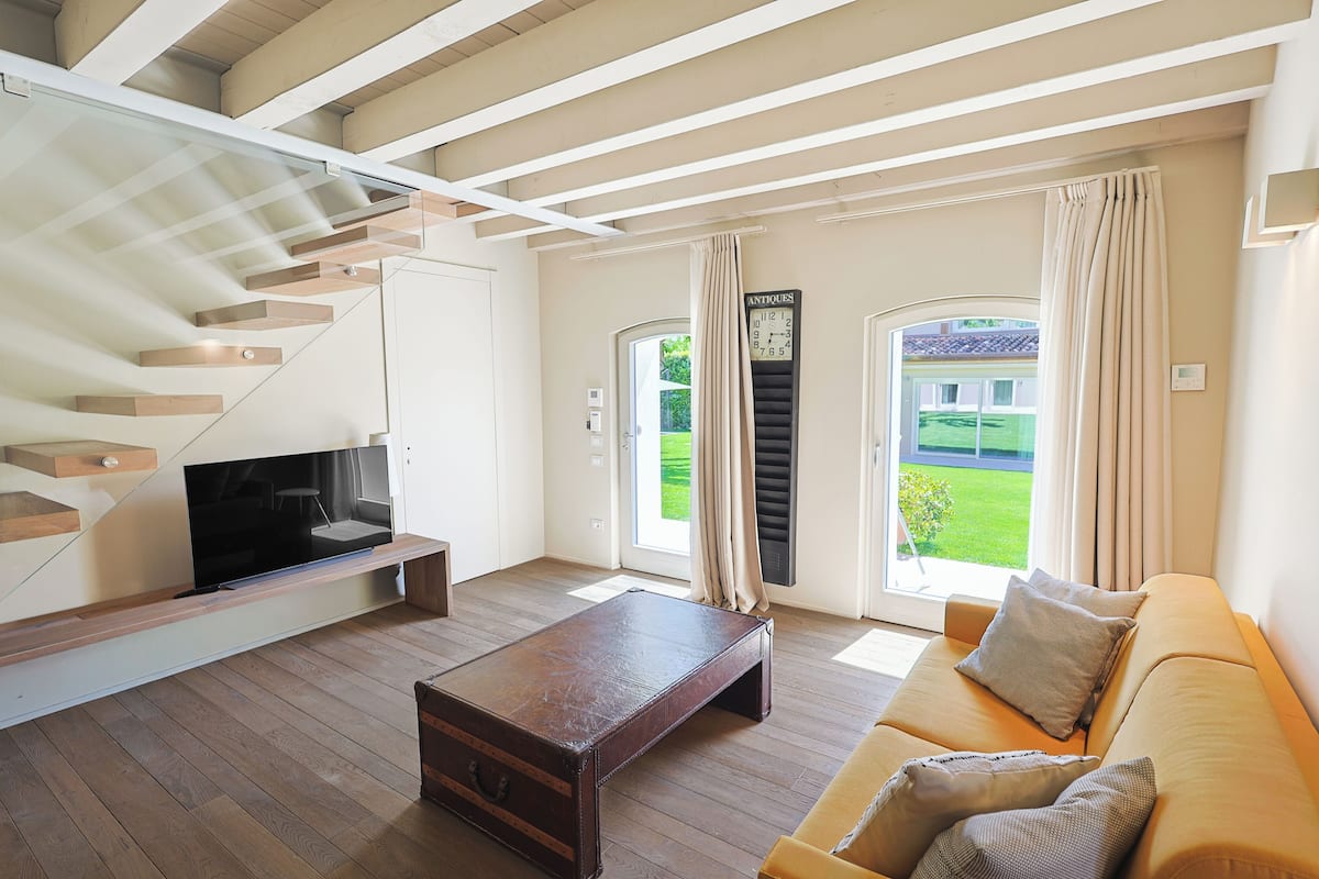 Appartamento, vista giardino | บริเวณนั่งเล่น | ทีวีจอแบน
