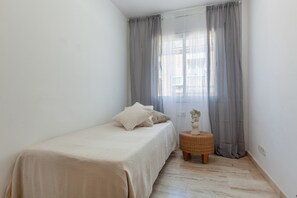 3 habitaciones, tabla de planchar con plancha, wifi y ropa de cama 