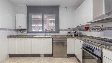 Een koelkast, een magnetron, een oven, een kookplaat
