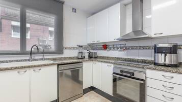 Frigorífico, microondas, horno y placa de cocina