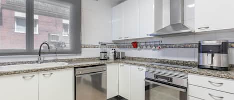 Refrigerador, microondas, horno y parrilla de estufa