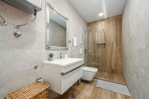 A modern bathroom with a shower, toilet, and sink. - Pool House Olive (Zemunik Donji)