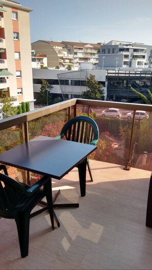 Outdoor dining - Vrbo Property (Saint-Raphaël)