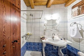 Doccia, asciugacapelli, asciugamani, shampoo