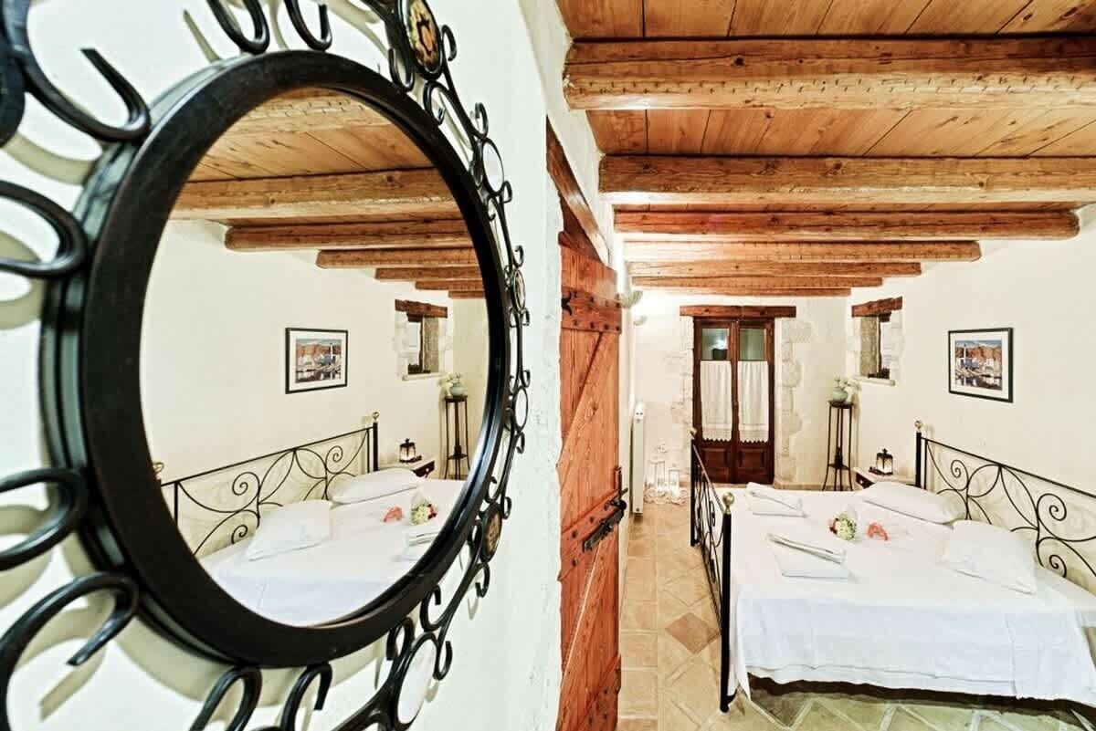 2 bedrooms, travel cot, WiFi, bed sheets