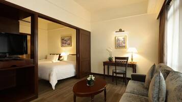 Superior Double or Twin Room, City View | Peti besi dalam bilik, meja, seterika/papan seterika, Wi-fi percuma