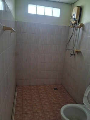 Standard-Apartment | Badezimmer | Dusche, kostenlose Toilettenartikel, Handtücher, Seife