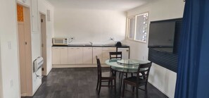 Perhehuoneisto, kaupunkinäköala | Ruokailu