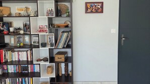 Ein Bücherregal mit Büchern, gerahmten Fotos und verschiedenen Dekorationselementen.