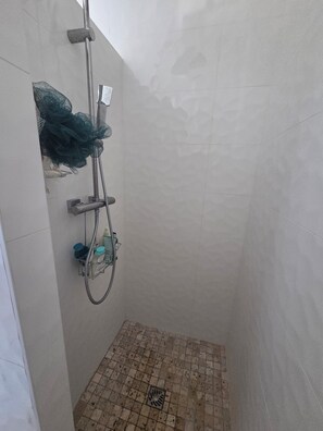 Dusche, Haartrockner, Handtücher, Seife