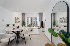 Departamento Premium, 1 habitación, balcón, vista al canal | Comedor