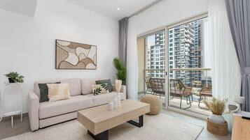 Departamento Premium, 1 habitación, balcón, vista al canal | Área de sala de estar | Smart TV de 55 pulgadas con canales digitales, Netflix y Hulu