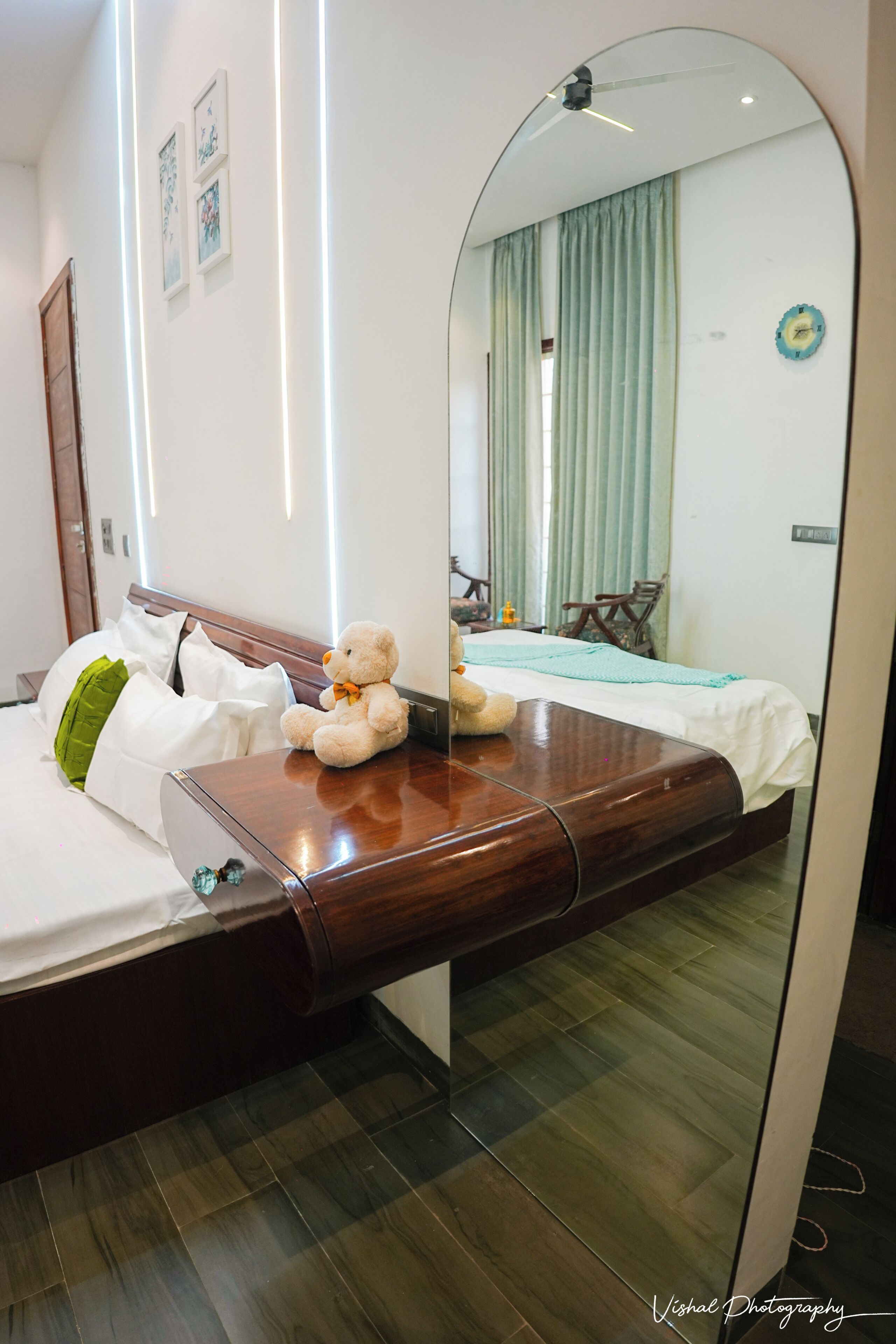 5 bedrooms, iron/ironing board, WiFi, bed sheets