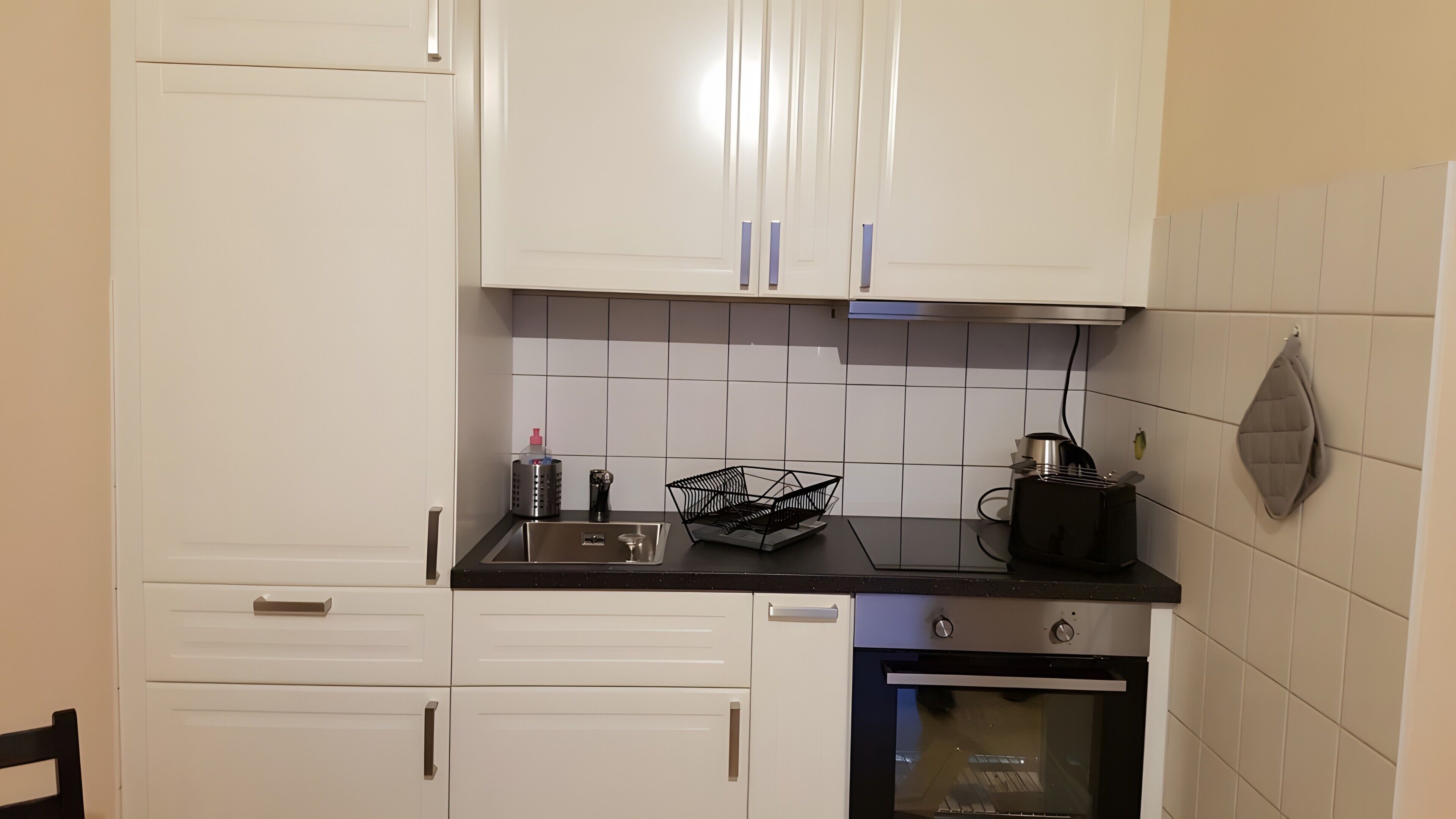 Kühlschrank, Ofen, Herdplatte, Wasserkocher mit Kaffee-/Teezubehör