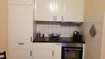 Kühlschrank, Ofen, Herdplatte, Wasserkocher mit Kaffee-/Teezubehör