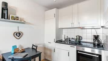 Wasserkocher mit Kaffee-/Teezubehör, Kühlschrank, Ofen, Herdplatte