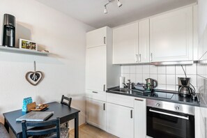 Coffee/tea maker, fridge, oven, stovetop - Apartment 'Tanjasfewo in Dornumersiel' with Balcony and Wi-Fi (Dornum)