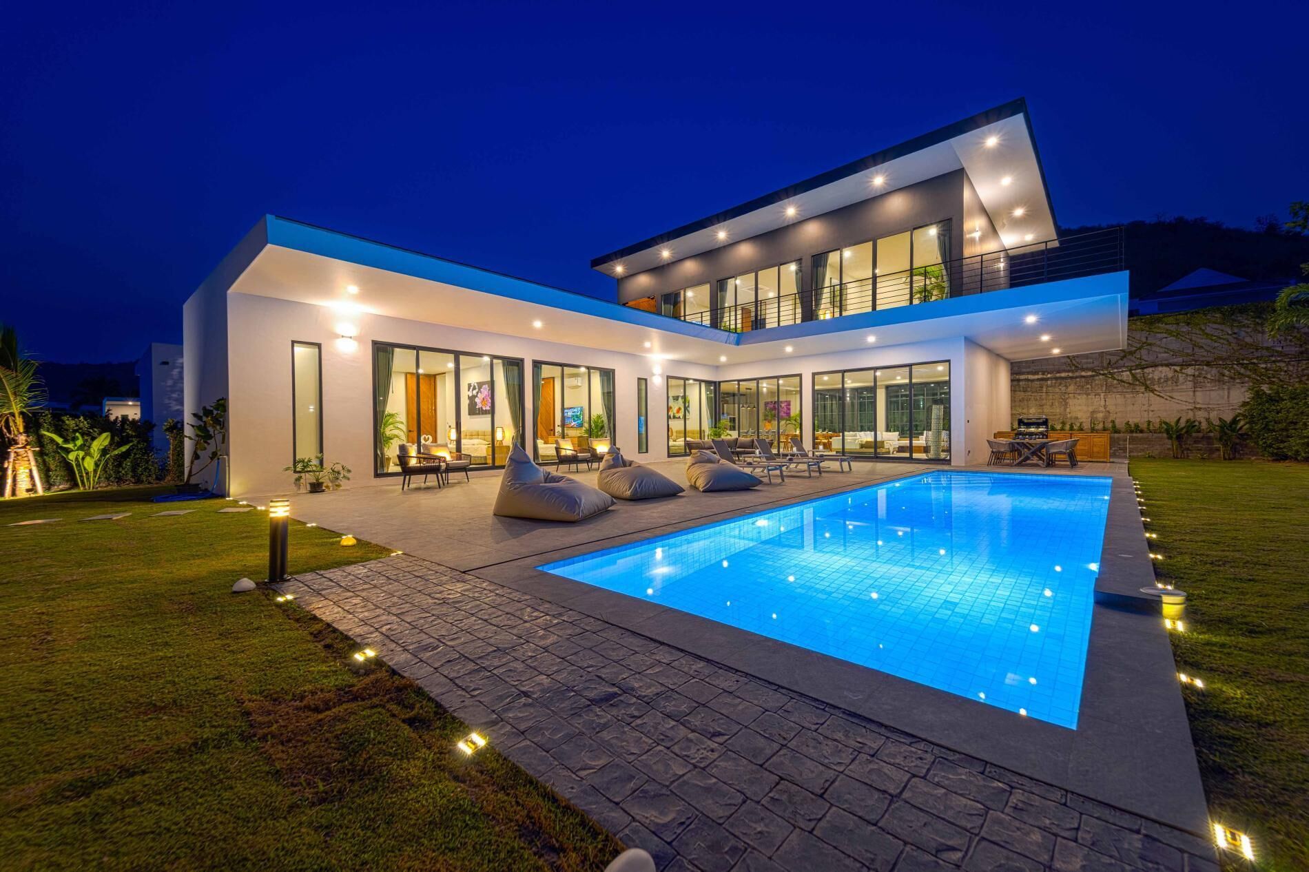 Vila superluxo, 5 quartos, para não fumantes | Piscina | Piscina externa, espreguiçadeiras