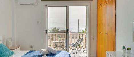 4 habitaciones, tabla de planchar con plancha, wifi y ropa de cama