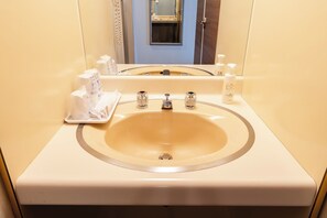 Kombinasi shower/bathtub, pengering rambut, handuk, dan sabun