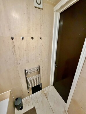 Combined shower/bathtub, deep-soaking bathtub, hair dryer, towels - 1 Bedroom Flat Cambridge City Centre Location (Cambridge)