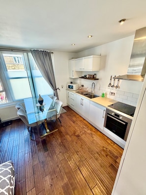 Fridge, microwave, oven, stovetop - 1 Bedroom Flat Cambridge City Centre Location (Cambridge)