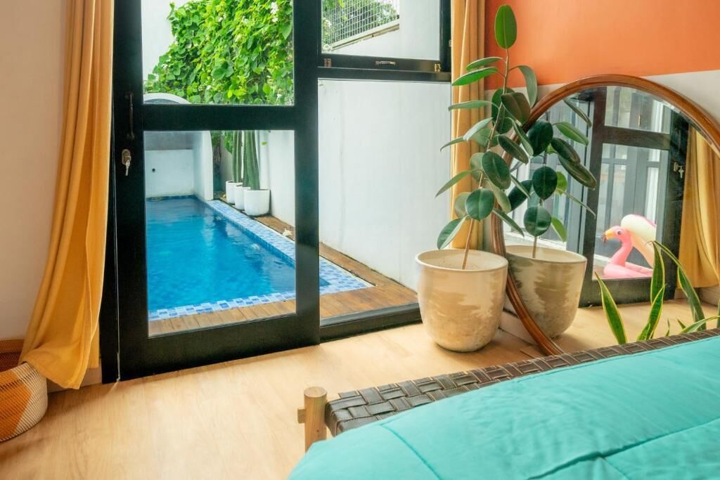 Huvila, näköala uima-altaalle