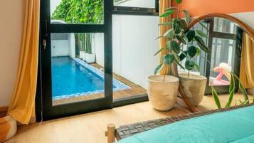 Huvila, näköala uima-altaalle