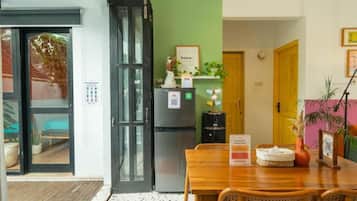 Huvila, näköala uima-altaalle | Ruokailu