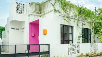 Huvila, näköala uima-altaalle | Ulkopuoli