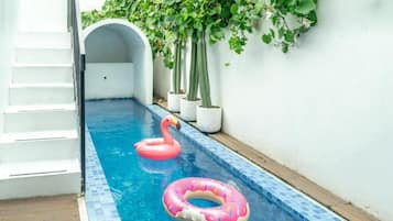 Huvila, näköala uima-altaalle | Uima-allas