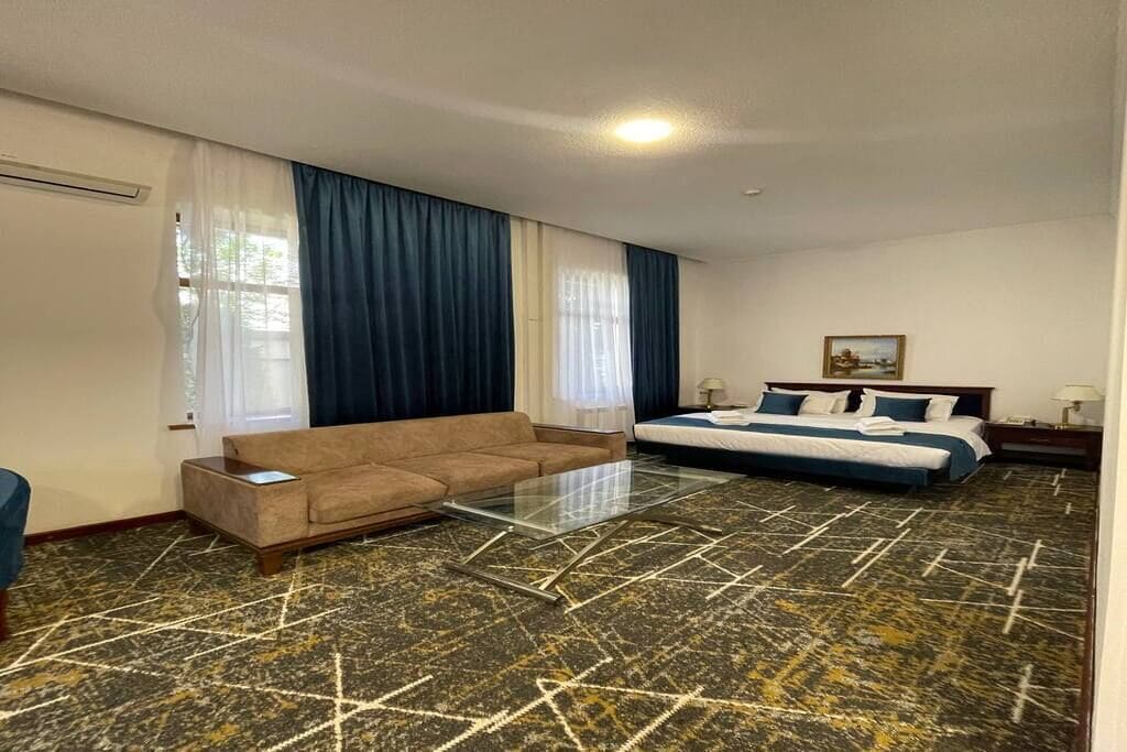 Deluxe-Suite, Gartenblick | Wohnbereich | 48-cm-Smart-TV mit Digitalempfang