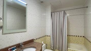 Chambre triple | Salle de bain | Articles de toilette (gratuits), séchoir à cheveux, pantoufles