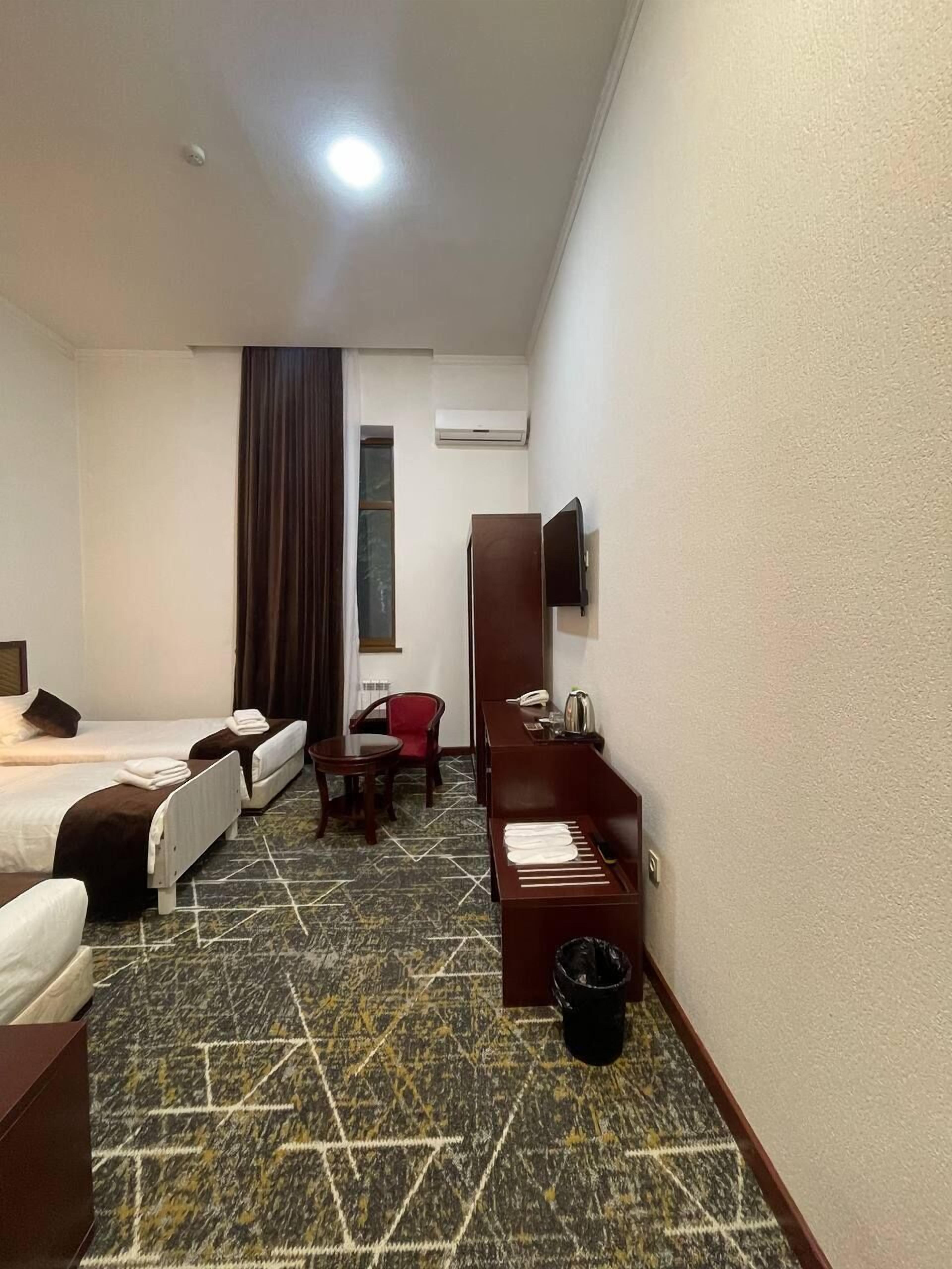 Dreibettzimmer | Kostenlose Minibar, laptopgeeigneter Arbeitsplatz, Bügeleisen/Bügelbrett