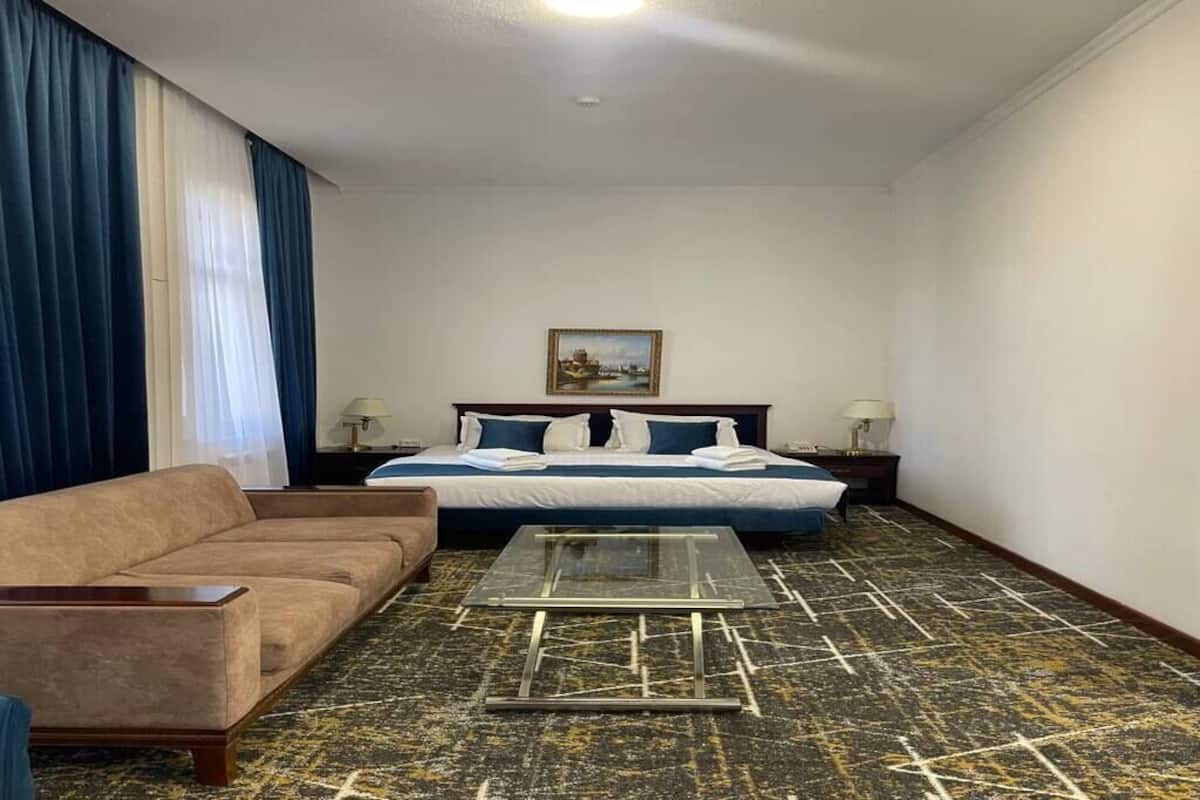 Deluxe Suite, Garden View | Living area