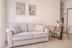 Smart TV - Velora Roma Apartment [Vatican Area] Elegant & Intimate Retreat in Rome (Roma)