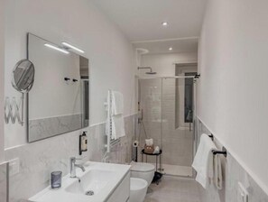 Doccia, asciugacapelli, bidet, asciugamani