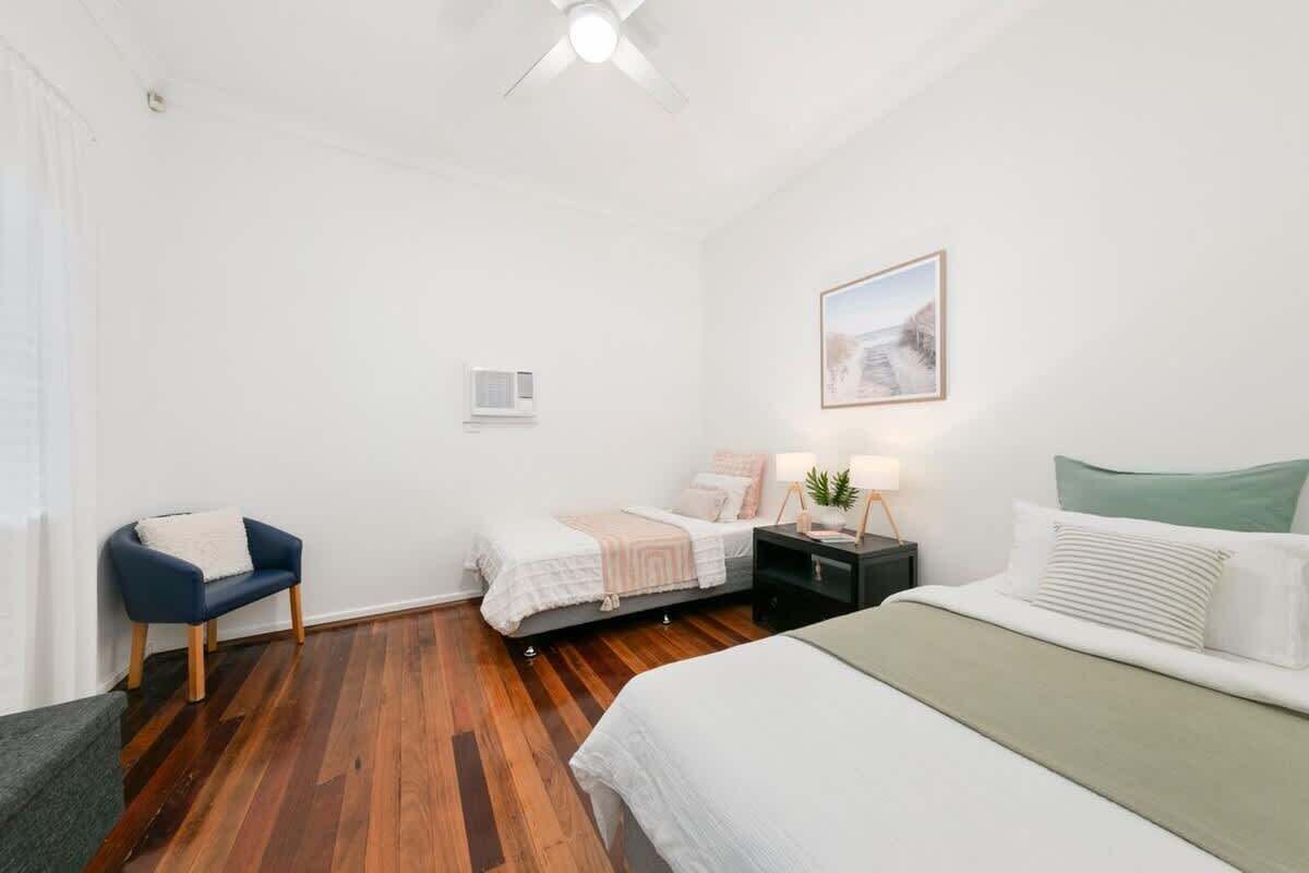 6 bedrooms, iron/ironing board, WiFi (free)