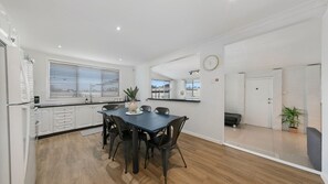 Dining - Vino Cottage – Cozy & Charming Retreat (Cessnock)