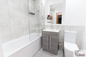 Dusche, Haartrockner, Shampoo