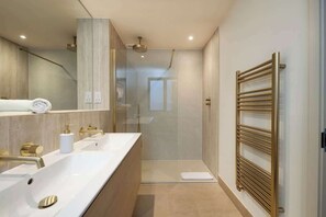 Ducha, secador de pelo, shampoo