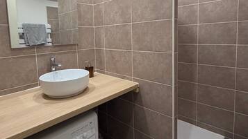 Sèche-cheveux, serviettes fournies, savon, papier toilette