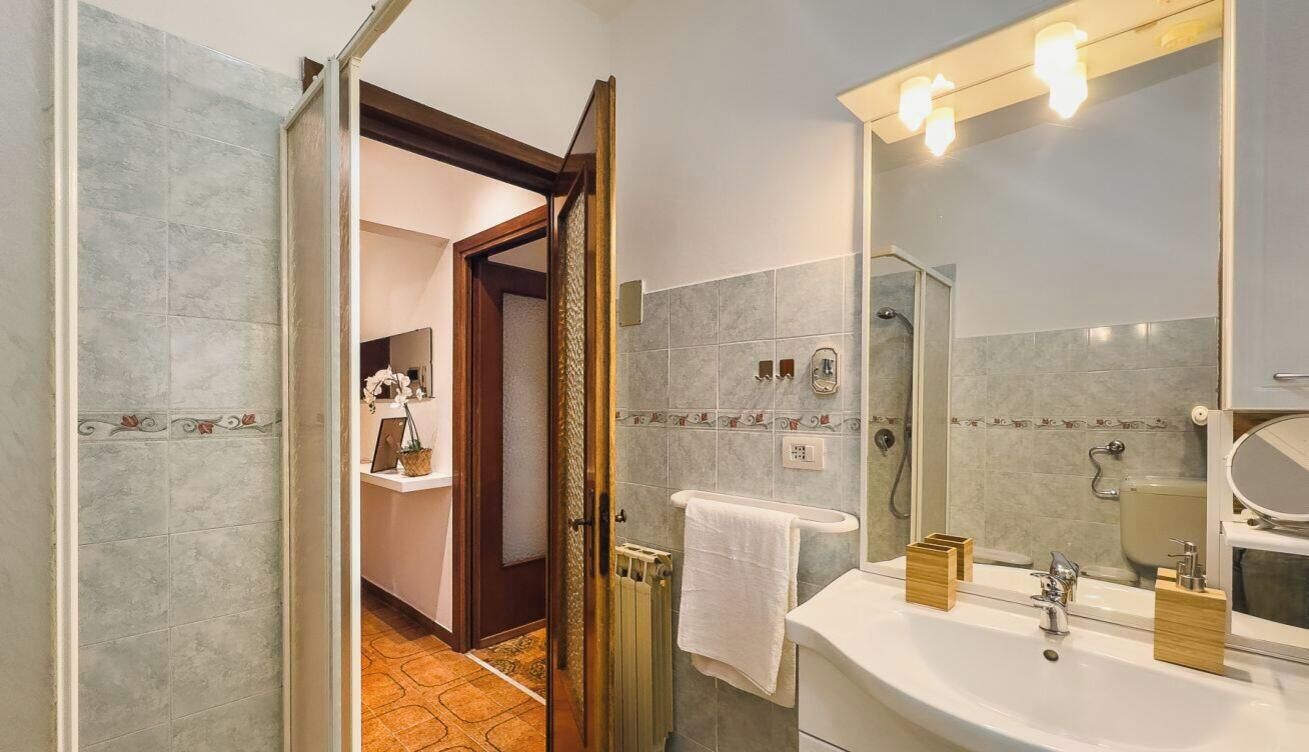 シャワー、ビデ、タオル、トイレットペーパー