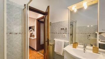 Doccia, bidet, asciugamani, carta igienica