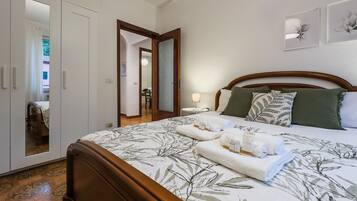 2 camere, una scrivania