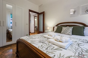 2 camere, una scrivania