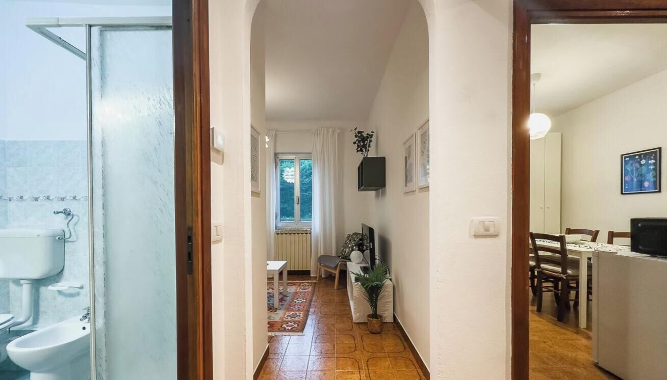Douche, bidet, serviettes fournies, papier toilette